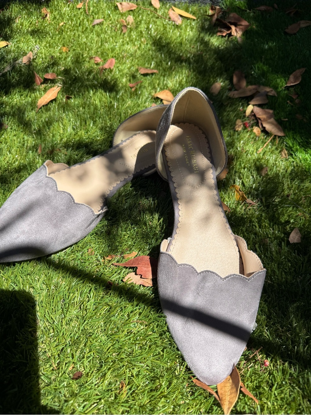 Isaac Mizrahi Gray Scalloped D'Orsay Flats